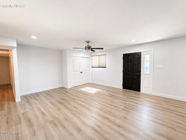 Building Photo - 1044 E Alameda Dr