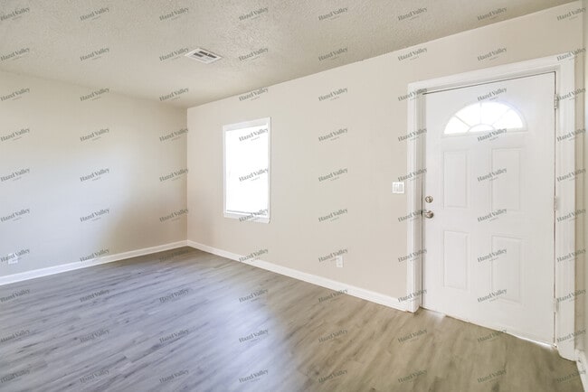 Building Photo - 1104 Jet Dr