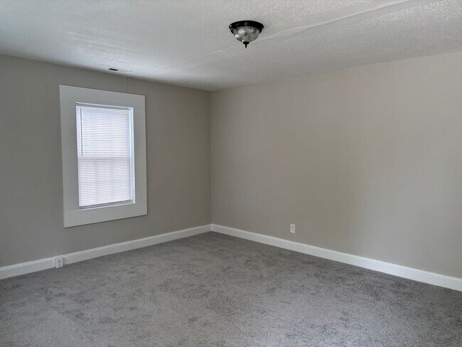Building Photo - 2 BED, 1 BATH HOME LOCATED IN HIGH POINT