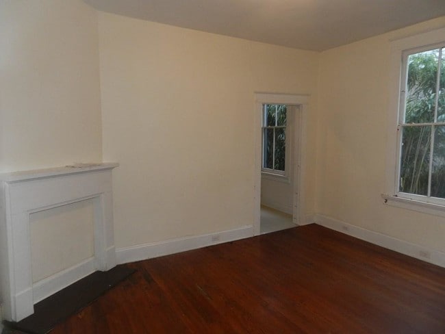 Building Photo - 4323 Burgundy St