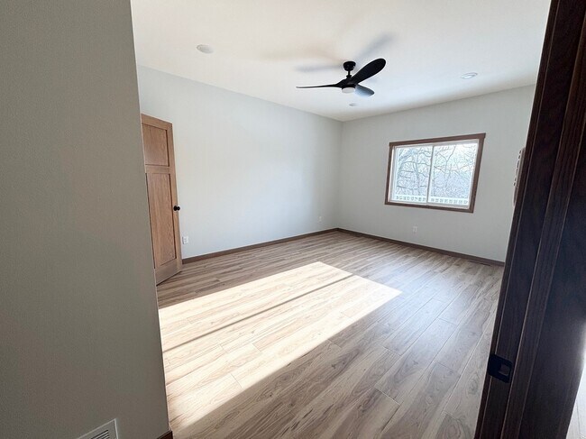 Foto del edificio - 577 Main St W