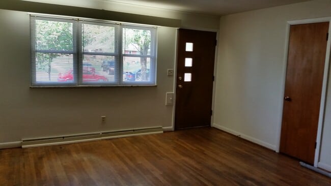 Living room - 57 Sunnyside Ln