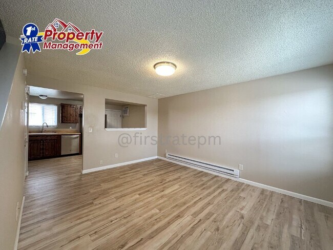 Foto del edificio - 6470 W Douglas St