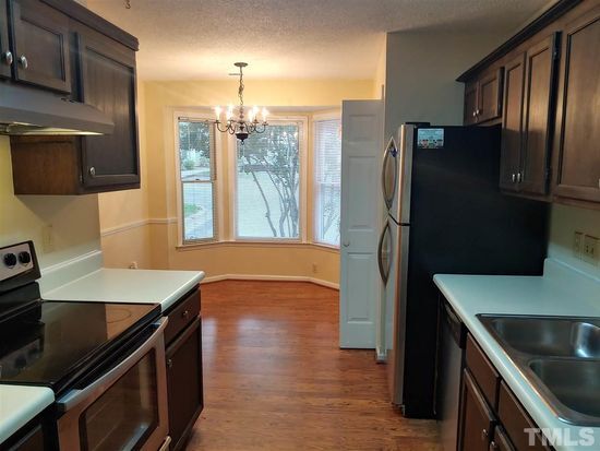 Foto del edificio - 503 Darby Glen Ln
