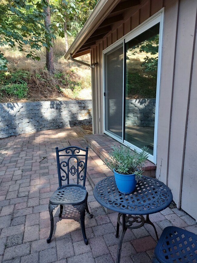 Restful and quiet - 3285 Gibson Rd NW
