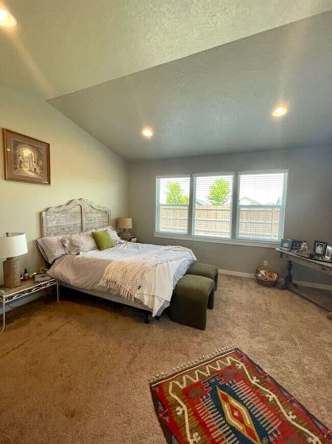Foto del edificio - Beautiful 4 bedroom in Redmond with large ...