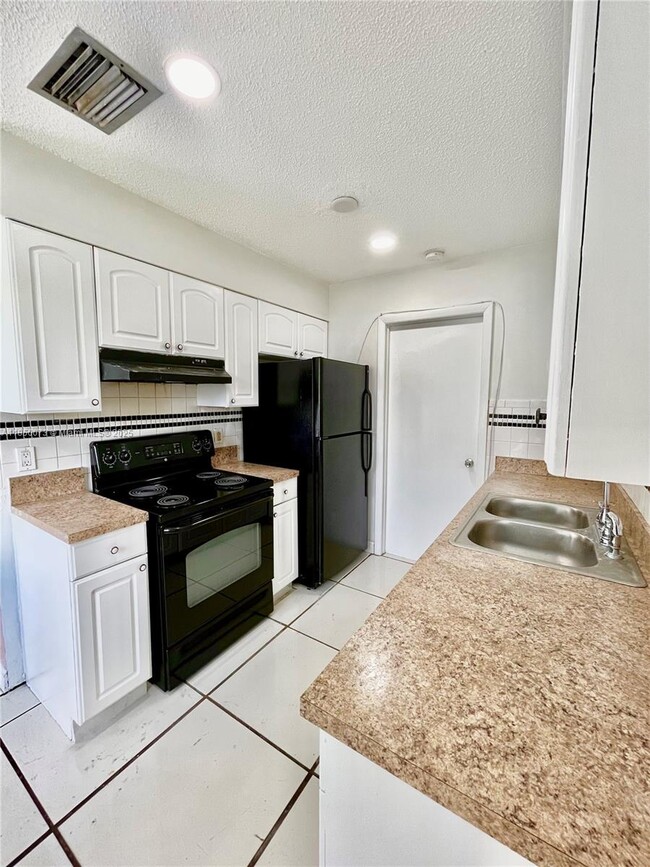 Foto del edificio - 6737 NW 6th Ct