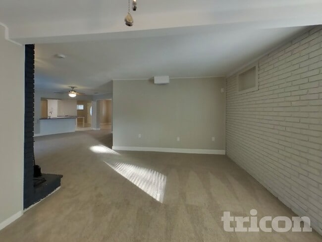 Building Photo - 546 W Palmeden Dr