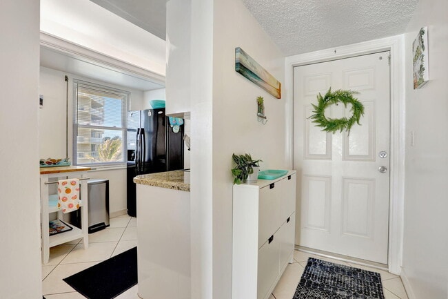 Building Photo - 1069 Hillsboro Mile