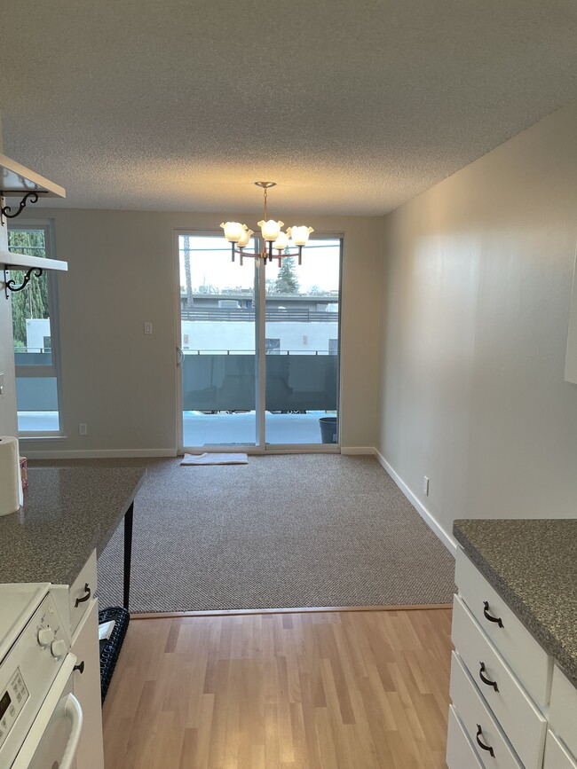 dining area - 1700 San Carlos Ave