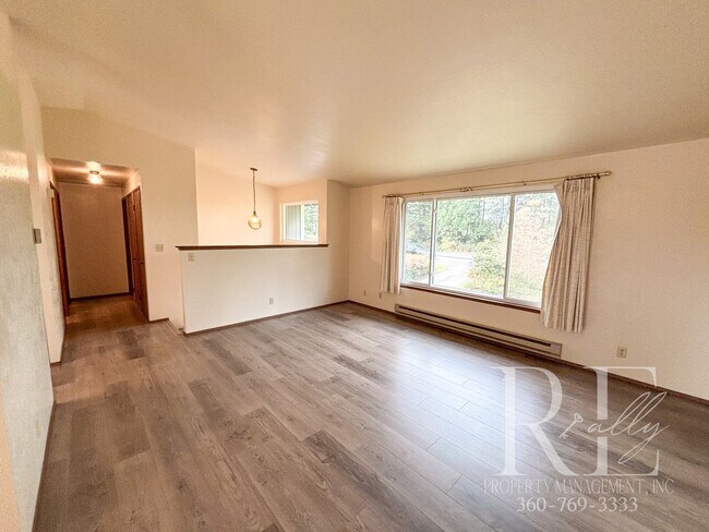 Foto del edificio - Charming 2-Story Duplex in Silverdale