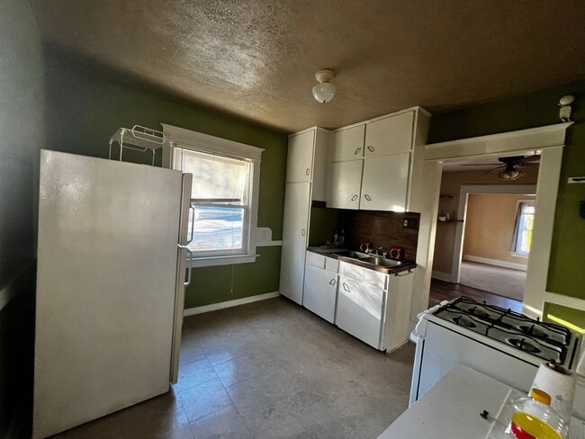 Building Photo - 2 Bedroom Upper Apartment in John Ball Par...