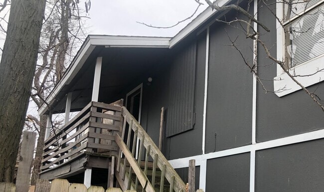 200 off move in by May 15th! ALL BILLS PAID! 2 bedrooms with 2 bath rooms that is a upstairs un... - 200 off move in by May 15th!   ALL BILLS PAID! 2 bedrooms with 2 bath rooms that is a upstairs un... House
