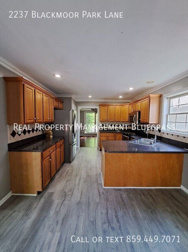 Foto del edificio - 2237 Blackmoor Park Ln