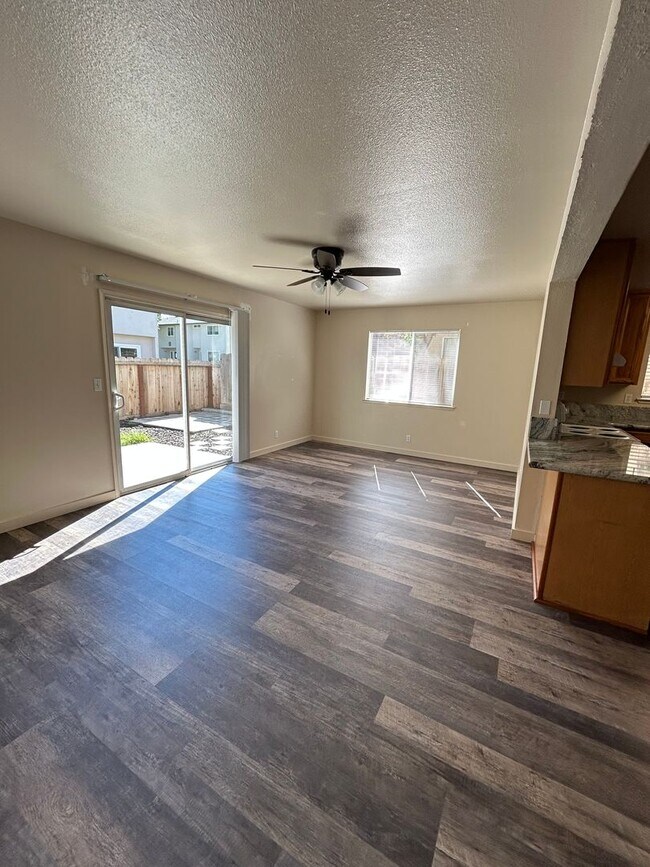 Building Photo - 3 Bed, 2.5 Bathroom Apartment