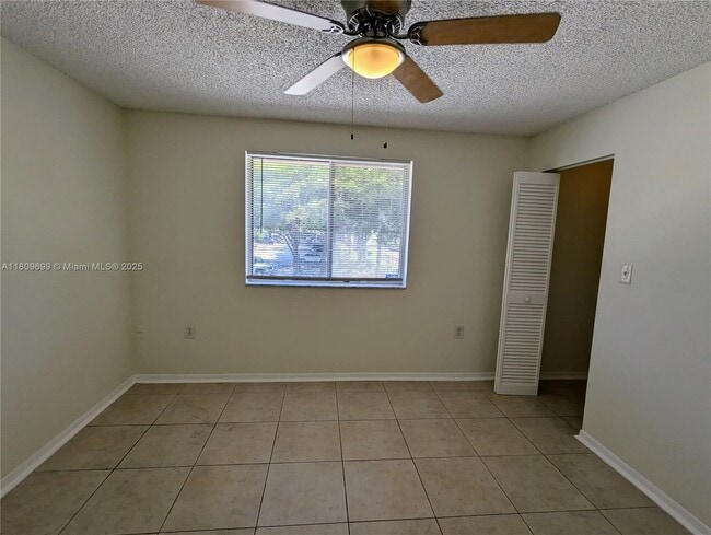 Building Photo - 15201 Glenmoor Dr