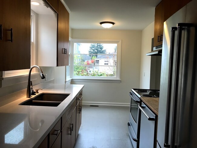 Building Photo - Charming 2+ bedroom , 2 bath , finished ba...