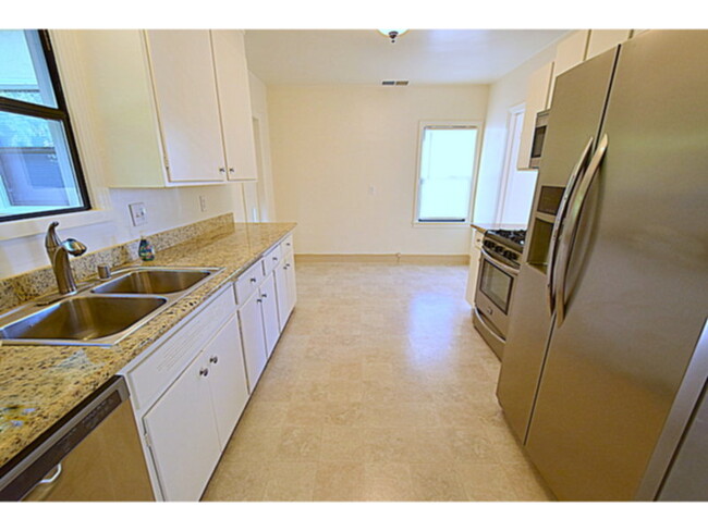 Foto del edificio - CHARMING 2BR/1BA,NEWER KIT. FEATURES,W/D, ...