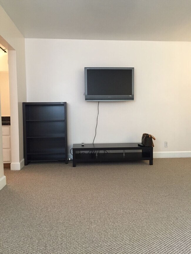 Building Photo - 1 Bed + 1 Bath Brentwood Now Leasing for 2026-2027 UCLA Housing