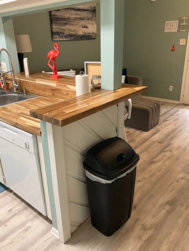 Foto del edificio - 14825 Windward Dr