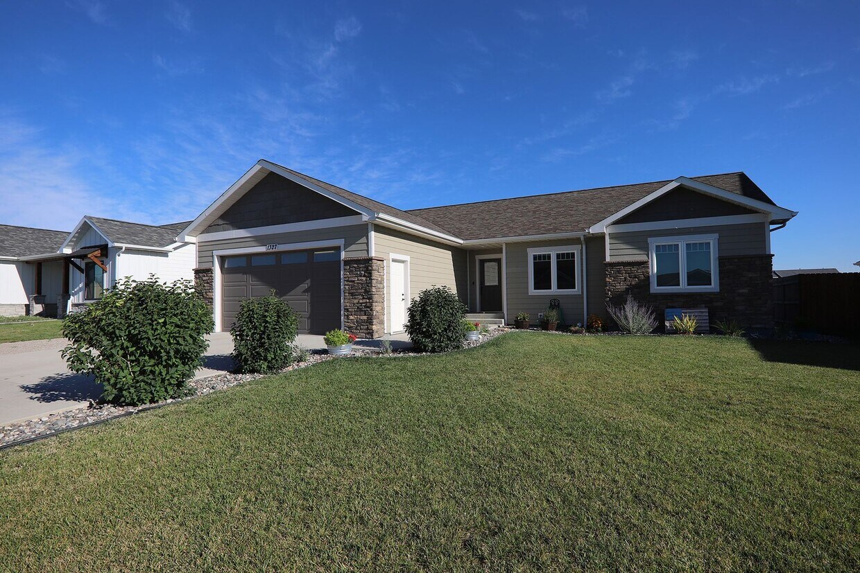 Primary Photo - 1327 Silverton Dr