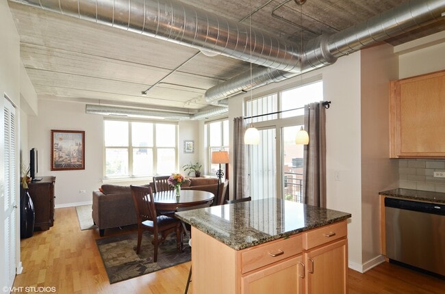 Building Photo - 1228 W Monroe St