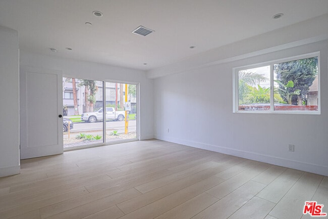 Foto del edificio - 11810 Gilmore St