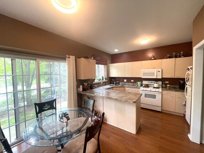 Foto del edificio - 333 N W Pointe Dr