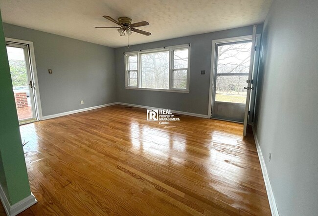 Building Photo - Spacious 2 Bedroom 1 Bath Home