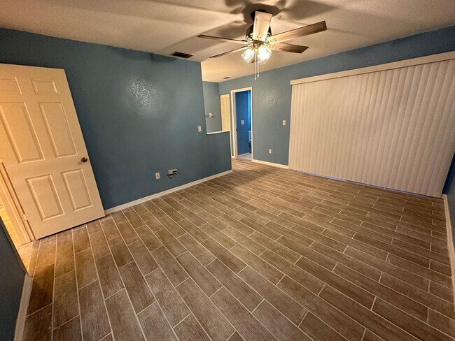 Foto del edificio - ** 2/2 UNFURNISHED FIRST FLOOR UNIT READY ...