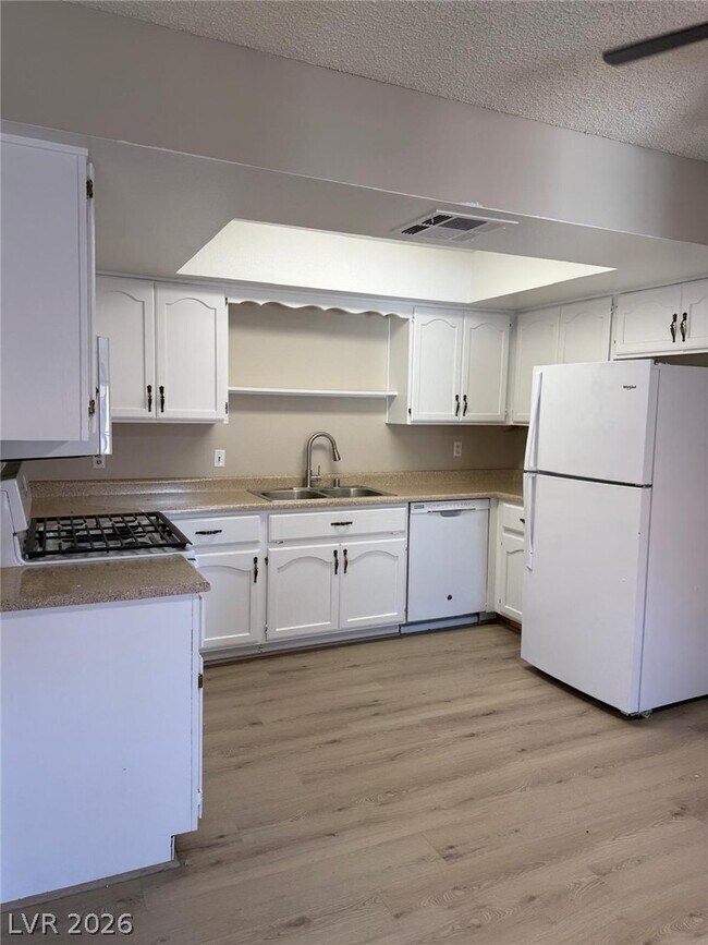 Building Photo - 6673 W Tropicana Ave