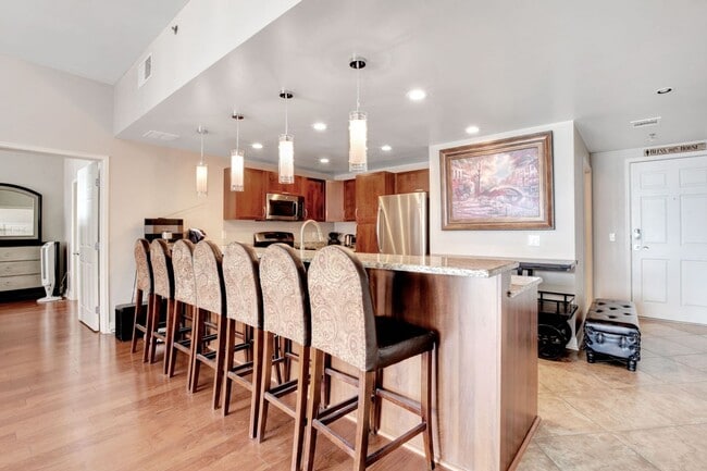 Foto del edificio - HIGHRISE DOWNTOWN, FULLY FURNISHED!