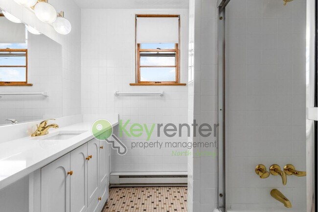 Foto del edificio - 1-Bed Apartment with Hardwood Floors, In-U...