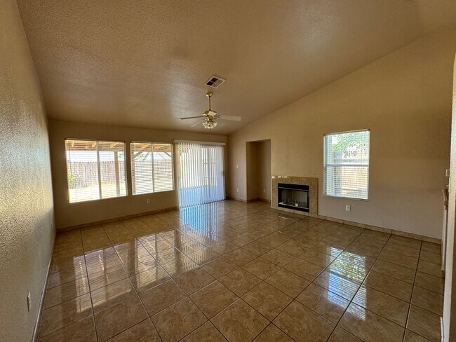 Foto del edificio - Spacious four bedroom! **HOME HAS SOLAR**