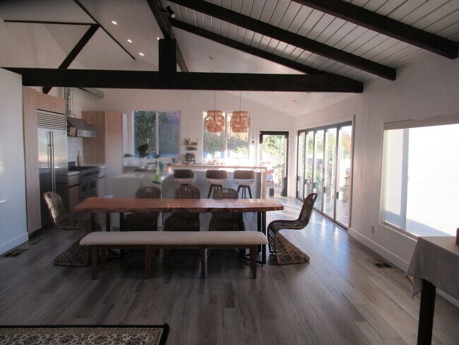 Building Photo - 970 Las Lomas Ave