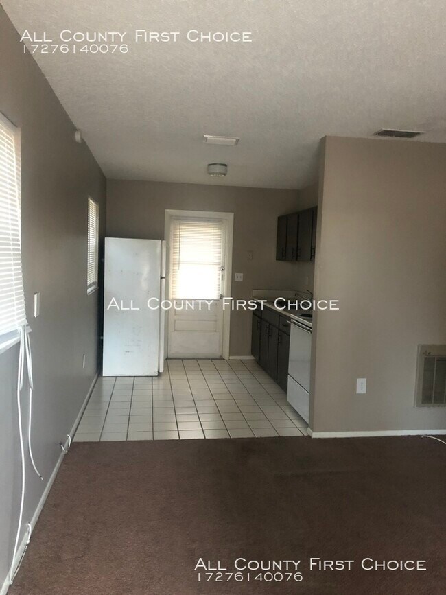 Building Photo - 2 bedroom duplex