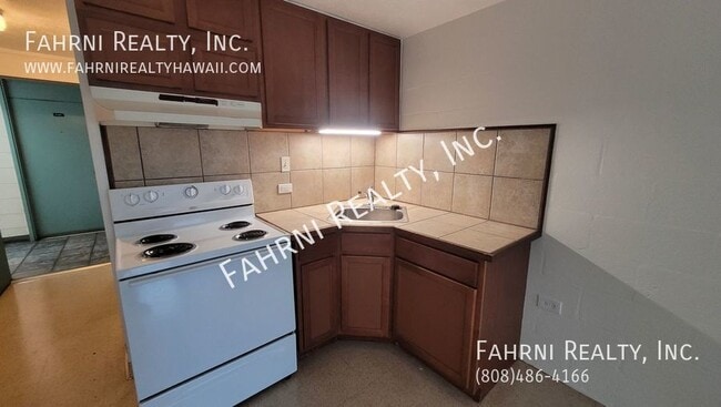 Building Photo - Spacious Studio Apartment in the Secured M...