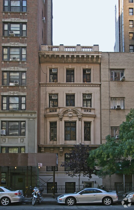 Building Photo - 30 W 72nd St