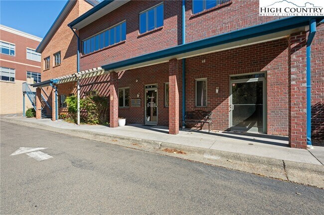 Foto del edificio - 610 State Farm Rd