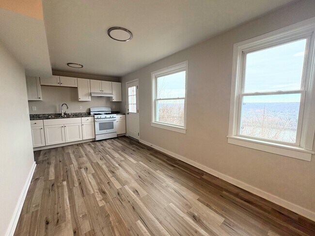 Foto del edificio - 360 Hemlock Dr