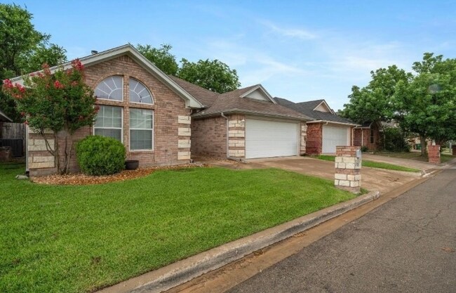 Building Photo - 1715 Sully Ct