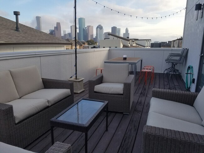 Rooftop Deck - 1904 Crockett St