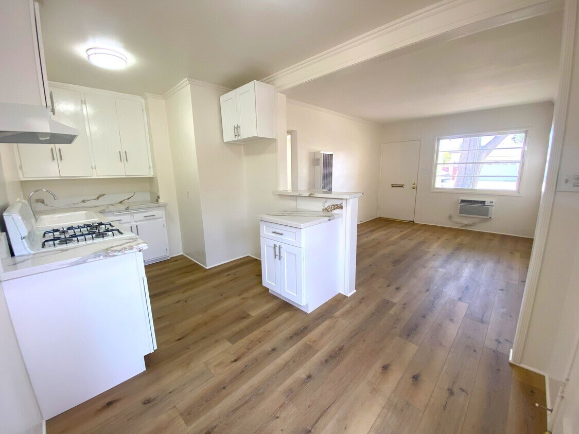 Foto principal - 7320 Ventura Canyon Ave