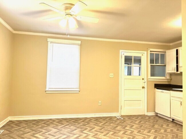 Building Photo - 2 Bedroom House