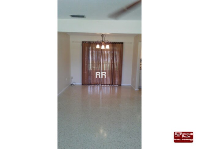 Building Photo - Immaculate  3/2  home with fenced yard