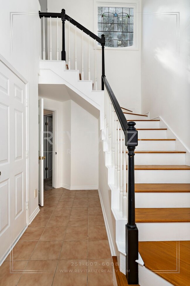 Building Photo - Charming 3-Level Home with Water Access in...