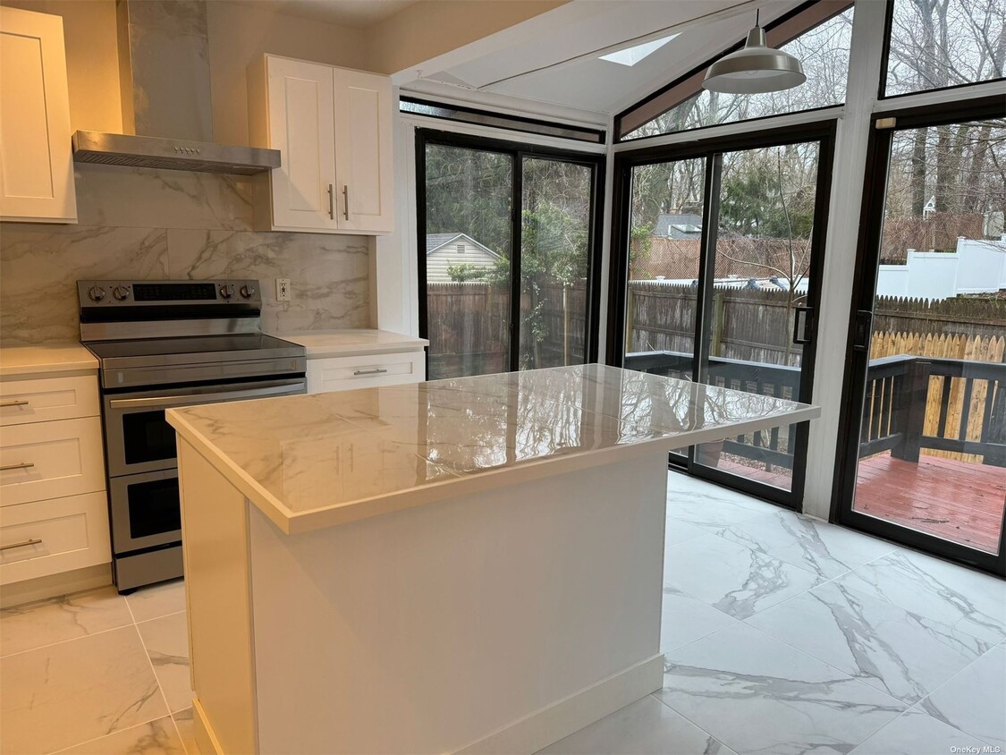 Foto principal - 74 Hempstead Dr