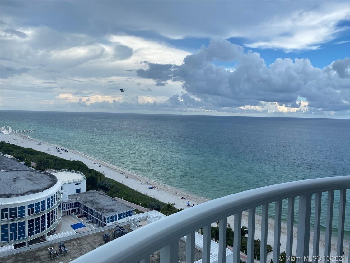 Foto principal - 5401 Collins Ave