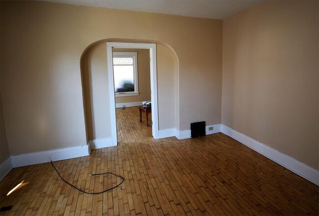 Building Photo - Nice 2 Bedroom 1 bathroom Lower