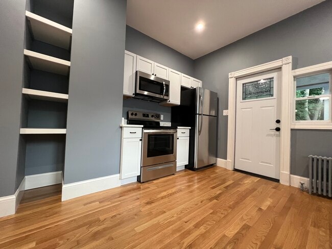 Eat-in kitchen with granite countertops and stainless steel appliances - 111 Falcon St